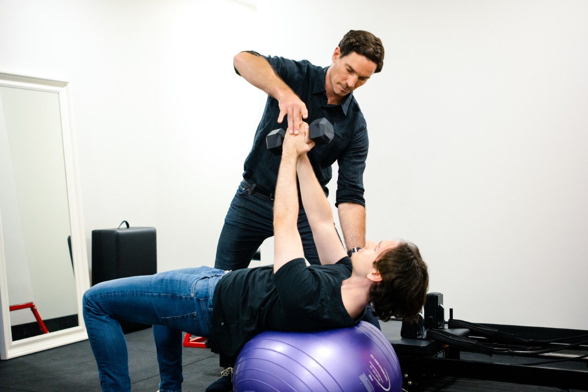 A PhysiCo City physiotherapist supervising strength work during rehabilitation