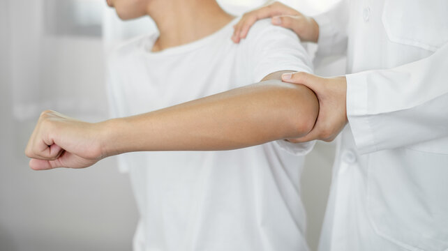 Elbow assessment during physiotherapy